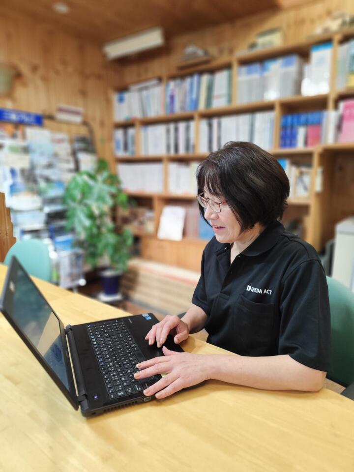 内田　由香
